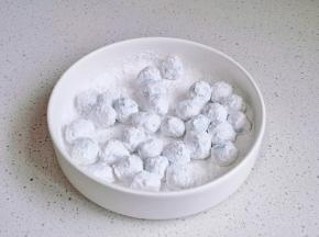 32克木薯粉揉成团，切小块搓成圆子。