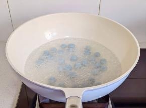 锅中水开下圆子煮熟。