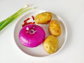 准备好新鲜的土豆，洋葱以及配料。