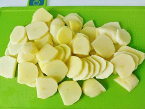 土豆削皮，切成硬币这样的厚度。