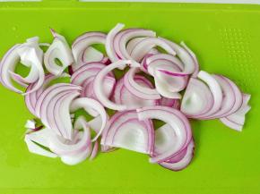 洋葱切成丝【切洋葱的时候，嘴巴里含一口水，不辣眼睛】