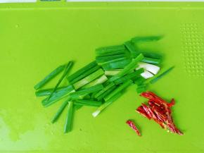 葱择洗干净，切成寸段，辣椒切丝。