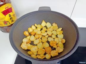 将土豆两面煎的焦黄，盛盘备用。