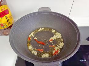 锅里放一点金龙鱼外婆乡小榨菜籽油，放蒜片，辣椒丝，辣椒酱炒出香味。