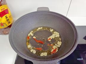 锅里放一点金龙鱼外婆乡小榨菜籽油，放蒜片，辣椒丝，辣椒酱炒出香味。