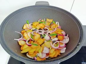 加洋葱丝翻炒到断生，加生抽，蚝油，盐，鸡精调味，最后撒上葱段翻炒两下即可出锅。