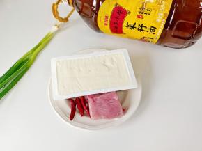 准备嫩豆腐一盒，里脊肉，干辣椒，葱。