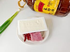 准备嫩豆腐一盒，里脊肉，干辣椒，葱。