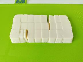 豆腐对半切开，再切小方块。