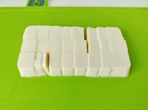 豆腐对半切开，再切小方块。