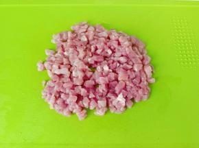 里脊肉洗净后切条再切成小丁。