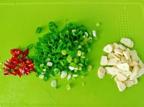 葱，蒜，辣椒切好备用。