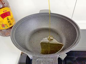 锅里倒金龙鱼外婆乡小榨菜籽油少许。