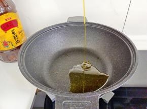 锅里倒金龙鱼外婆乡小榨菜籽油少许。