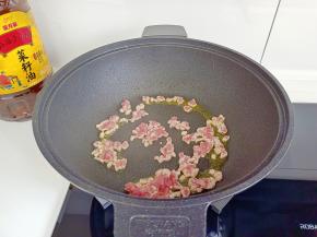 油热下肉丁翻炒。