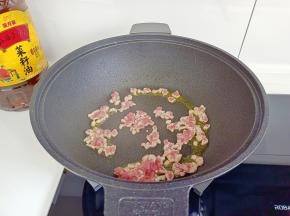 油热下肉丁翻炒。