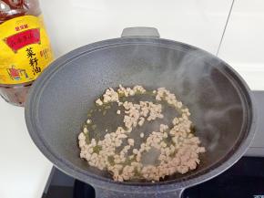 炒到肉丁变色。