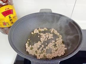 炒到肉丁变色。