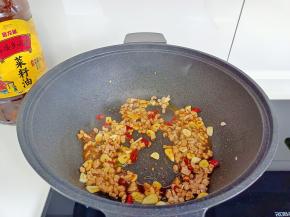 加生抽两勺，蚝油一勺，盐半勺翻炒均匀。