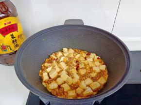 加一点点高汤或者开水炖煮五分钟。