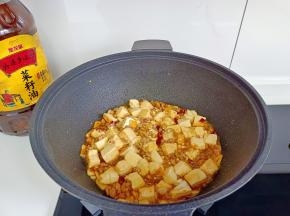 加一点点高汤或者开水炖煮五分钟。