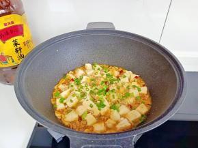 炖到豆腐入味，加点鸡精，撒葱花即可出锅享用！