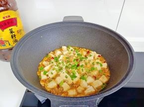 炖到豆腐入味，加点鸡精，撒葱花即可出锅享用！