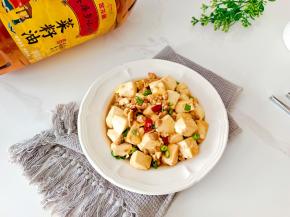 豆腐嫩滑入味，汤汁拌饭是一绝！