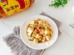 豆腐嫩滑入味，汤汁拌饭是一绝！