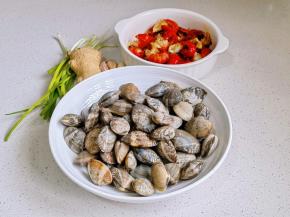 准备食材，花甲+盐+油泡1小时。