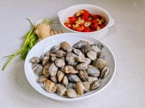 准备食材，花甲+盐+油泡1小时。