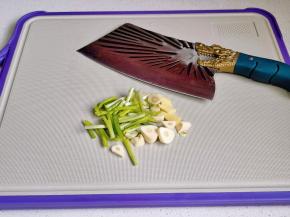 葱姜蒜切好。