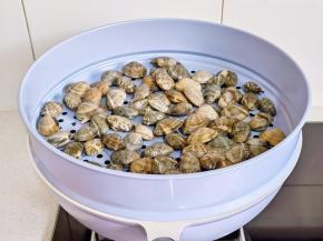 花甲倒入氧吧锅的蒸屉上铺平。