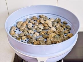 花甲倒入氧吧锅的蒸屉上铺平。