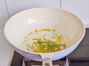 起油锅加入葱姜炒香。