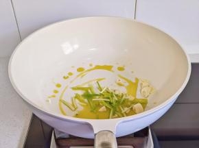 起油锅加入葱姜炒香。