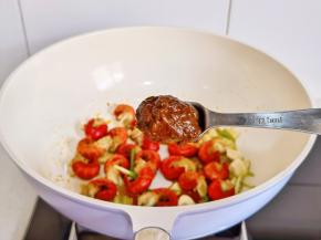 加入豆瓣酱炒熟。