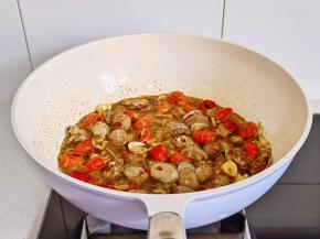 加入一杯啤酒，盐快速翻炒2分钟出锅。