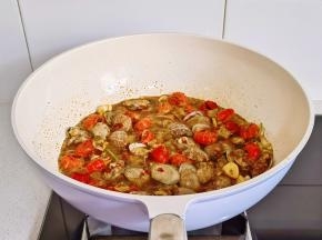 加入一杯啤酒，盐快速翻炒2分钟出锅。