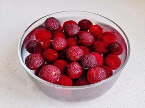 杨梅清水冲洗。