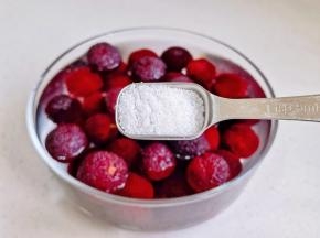 加盐泡15分钟，冲洗后沥干。