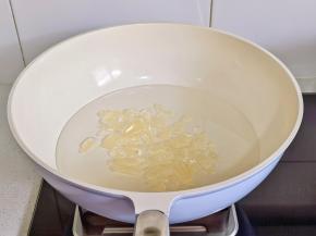 锅中加入冰糖。