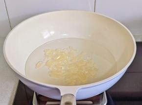 锅中加入冰糖。