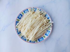 金针菇去蒂洗净，