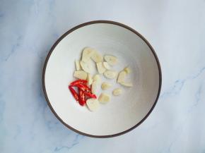 大蒜切片，小米椒切段。