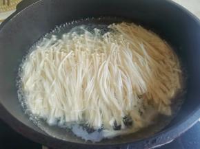 金针菇焯水煮熟捞出过凉水，