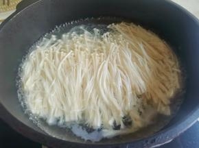 金针菇焯水煮熟捞出过凉水，