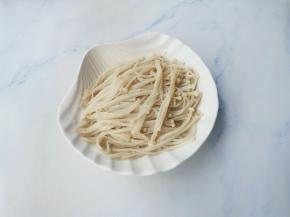 控干水分放入碗中，