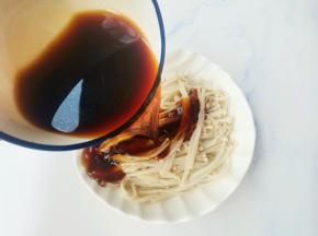 倒入料汁，