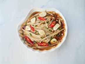 加入大蒜，小米椒，葱花拌匀，